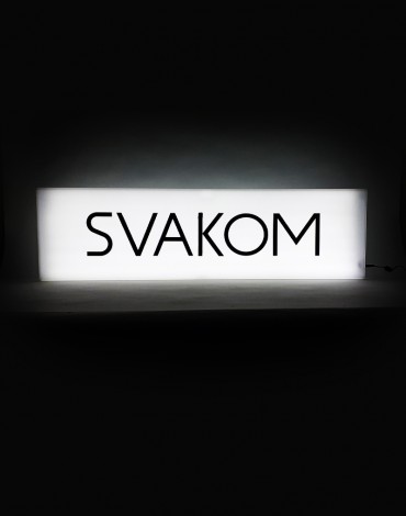 SVAKOM - Große Leuchttafel mit Logo